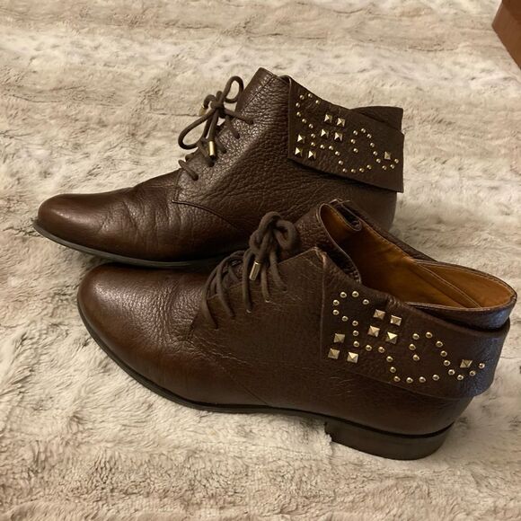 𝅺: : MIEZKO 90s Style Fold Over Ankle Boots with Gold Stud Detail : : - Picture 2 of 16